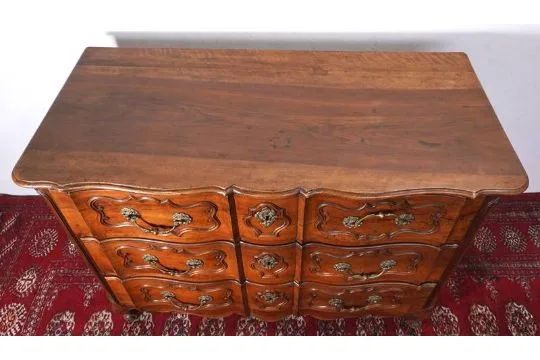Commode époque Louis XV En Arbalète. Travail Provençal De La Région d'Aix En Provence.
