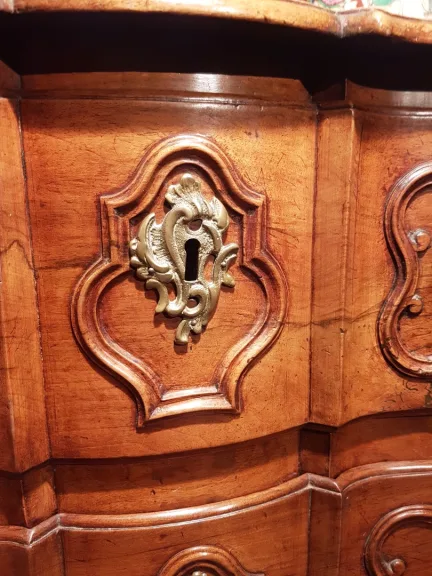 Commode époque Louis XV En Arbalète. Travail Provençal De La Région d'Aix En Provence.