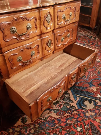 Commode époque Louis XV En Arbalète. Travail Provençal De La Région d'Aix En Provence.