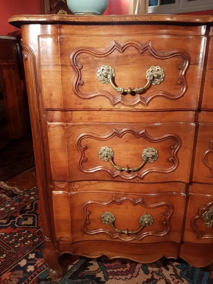 Commode époque Louis XV En Arbalète. Travail Provençal De La Région d'Aix En Provence.