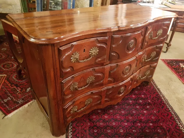 Commode D’époque Régence En Noyer.