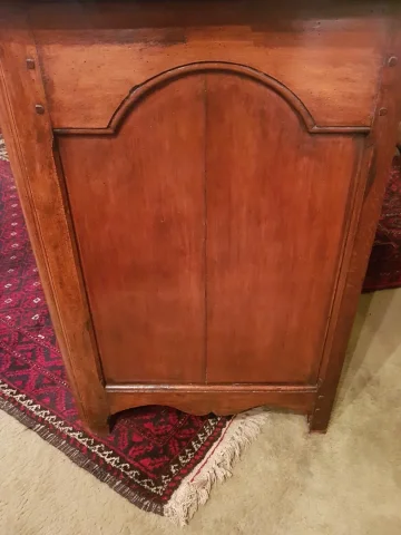 Commode D’époque Régence En Noyer.