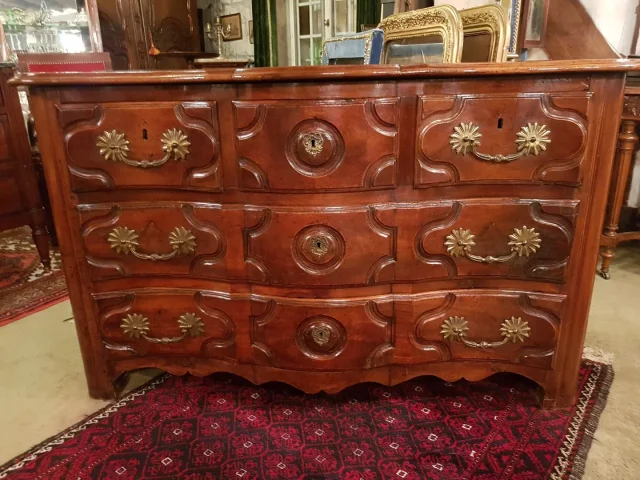 Commode D’époque Régence En Noyer.