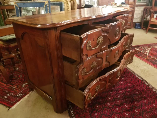 Commode D’époque Régence En Noyer.