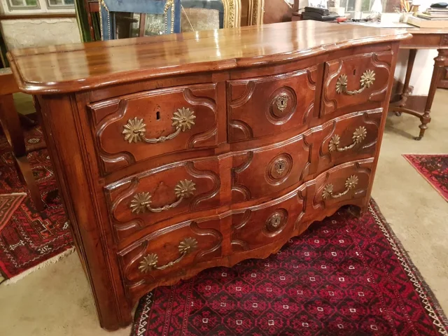 Commode D’époque Régence En Noyer.