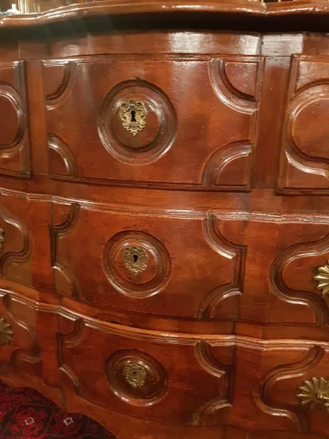 Commode D’époque Régence En Noyer.