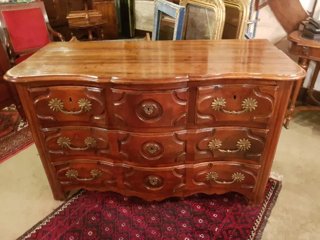Commode D’époque Régence En Noyer.