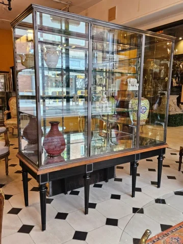 Grande Vitrine De Présentation en acier poli. Fin du XIX° Siècle