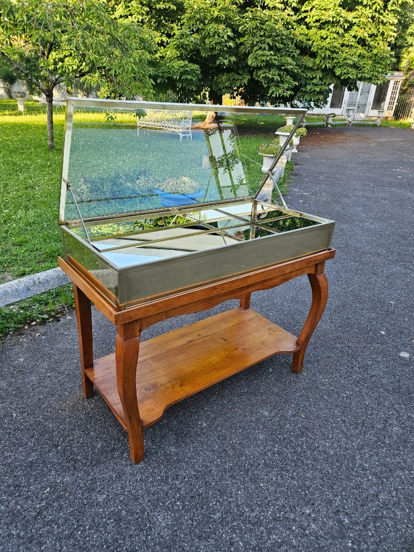 Siégel: Flache Tischvitrine aus Messing.
