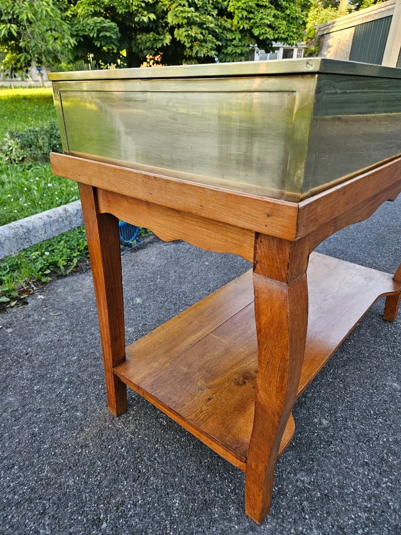 Siégel: Flache Tischvitrine aus Messing.