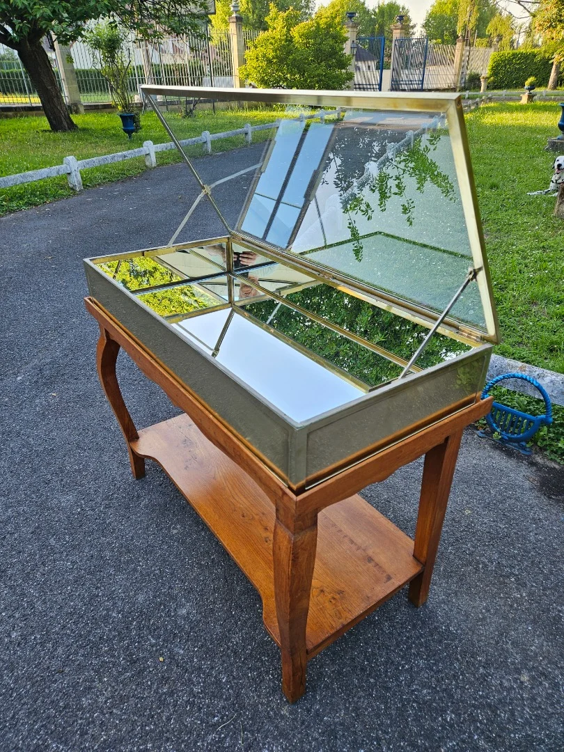 Siégel: Flache Tischvitrine aus Messing.