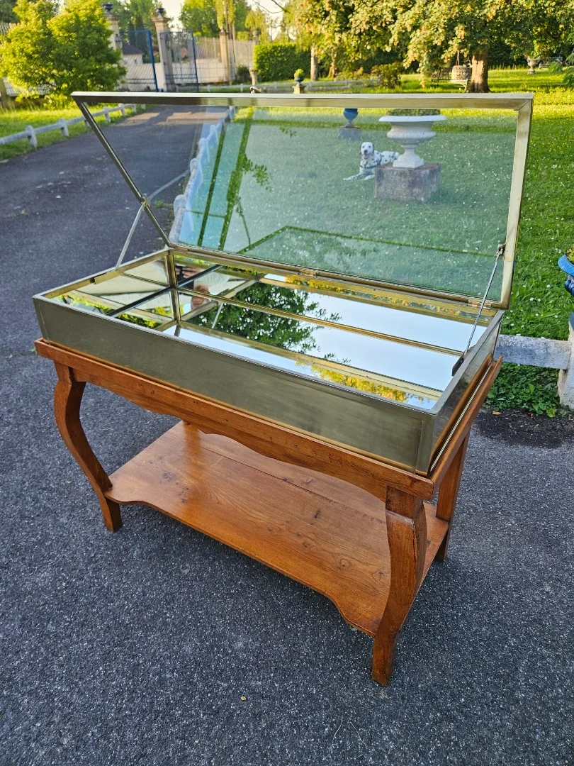 Siégel: Flache Tischvitrine aus Messing.