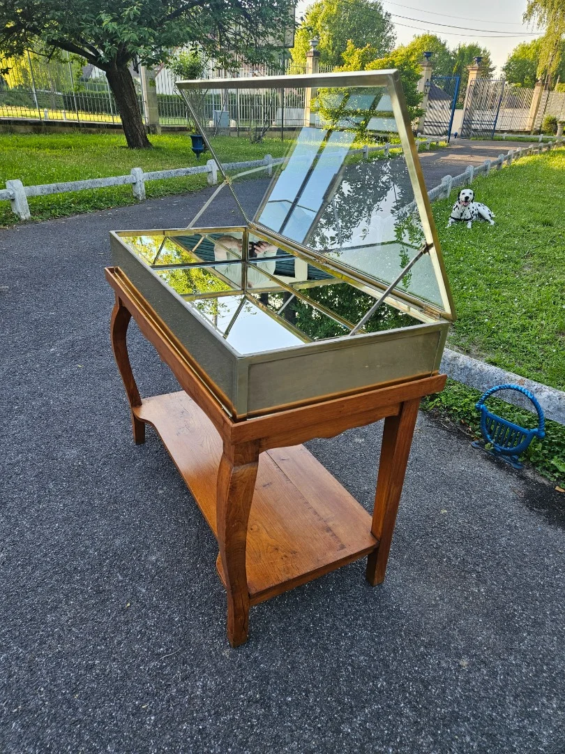 Siégel: Flache Tischvitrine aus Messing.