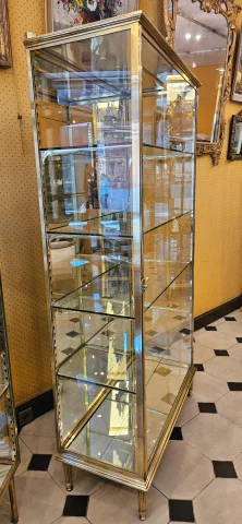 SIEGEL: Large brass and bronze display cabinet. Circa 1900. — Excellent condition