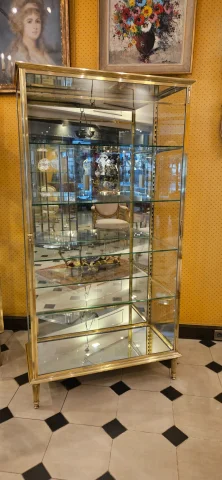 SIEGEL: Large brass and bronze display cabinet. Circa 1900. — Excellent condition