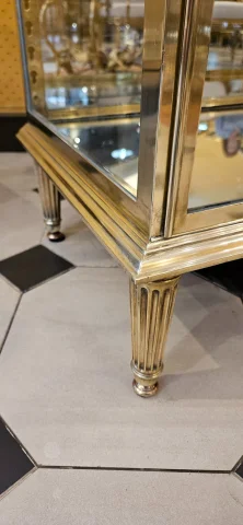 SIEGEL: Large brass and bronze display cabinet. Circa 1900. — Excellent condition