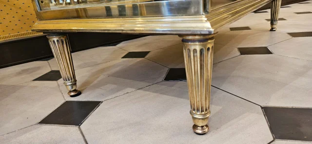 SIEGEL: Large brass and bronze display cabinet. Circa 1900. — Excellent condition