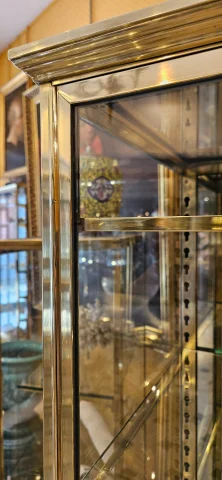 SIEGEL: Large brass and bronze display cabinet. Circa 1900. — Excellent condition