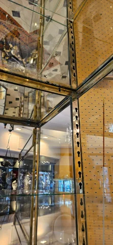 SIEGEL: Large brass and bronze display cabinet. Circa 1900. — Excellent condition