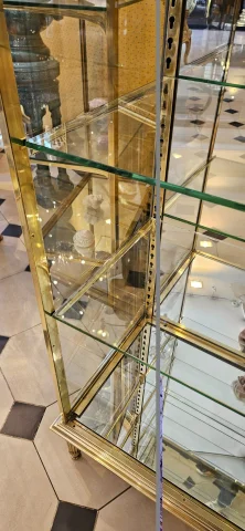 SIEGEL: Large brass and bronze display cabinet. Circa 1900. — Excellent condition