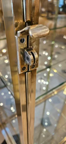 SIEGEL: Large brass and bronze display cabinet. Circa 1900. — Excellent condition
