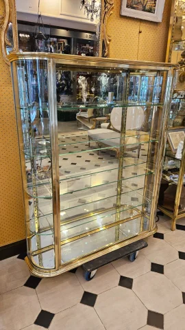 SIEGEL : Rare vitrine murale d’exposition en laiton et bronze à cotés bombés. Début du XX° siècle. — Excellent état