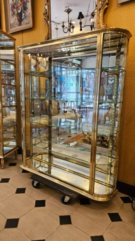 SIEGEL : Rare vitrine murale d’exposition en laiton et bronze à cotés bombés. Début du XX° siècle. — Excellent état