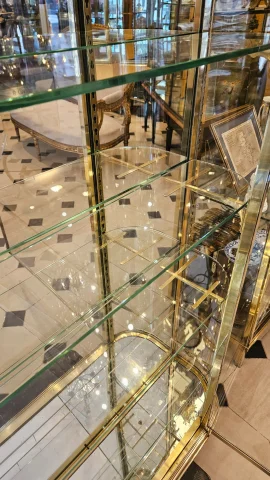 SIEGEL : Rare vitrine murale d’exposition en laiton et bronze à cotés bombés. Début du XX° siècle. — Excellent état