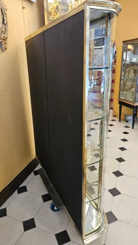 SIEGEL : Rare vitrine murale d’exposition en laiton et bronze à cotés bombés. Début du XX° siècle. — Excellent état