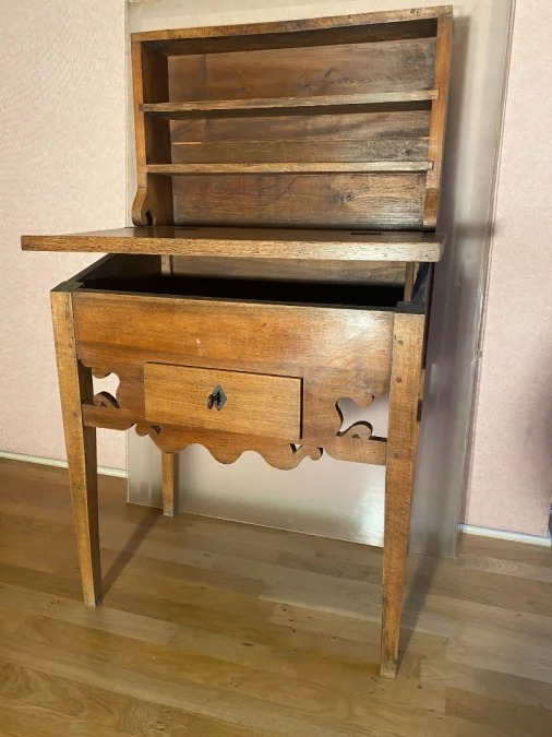 Meuble écritoire en noyer, idéal dans une entrée.