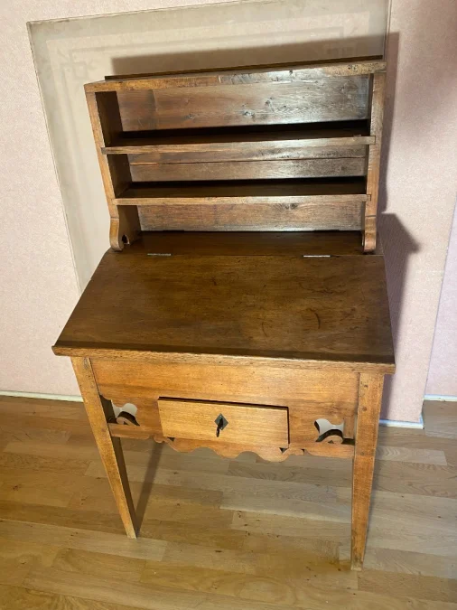 Meuble écritoire en noyer, idéal dans une entrée.