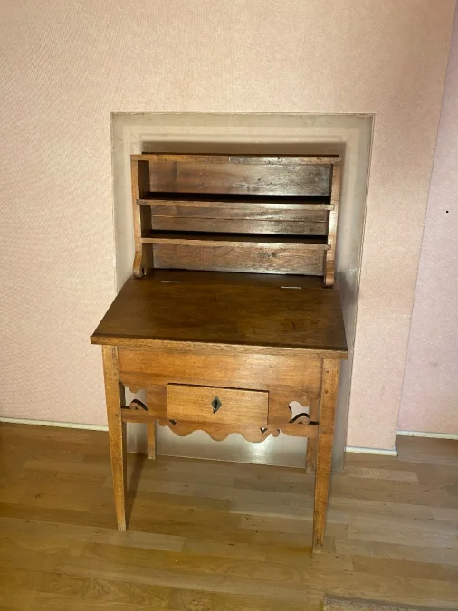 Meuble écritoire en noyer, idéal dans une entrée.