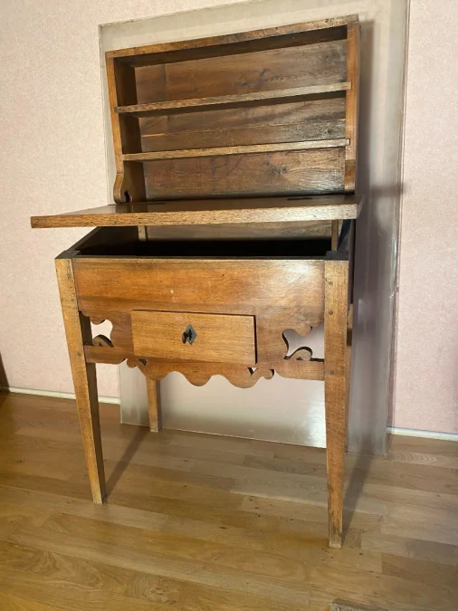 Meuble écritoire en noyer, idéal dans une entrée.