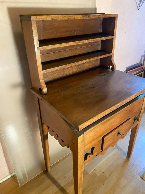 Meuble écritoire en noyer, idéal dans une entrée.