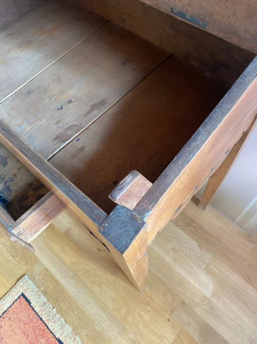 Meuble écritoire en noyer, idéal dans une entrée.