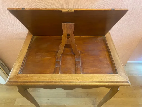 Table liseuse, 1 tiroir, décor de marqueterie. Très bon état.
