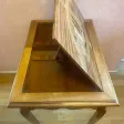Table liseuse, 1 tiroir, décor de marqueterie. Très bon état.