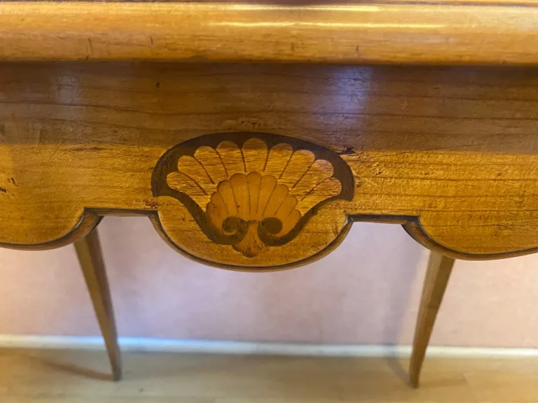 Table liseuse, 1 tiroir, décor de marqueterie. Très bon état.