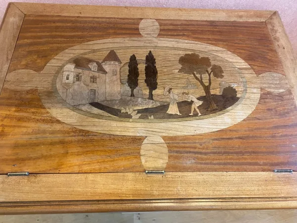 Table liseuse, 1 tiroir, décor de marqueterie. Très bon état.