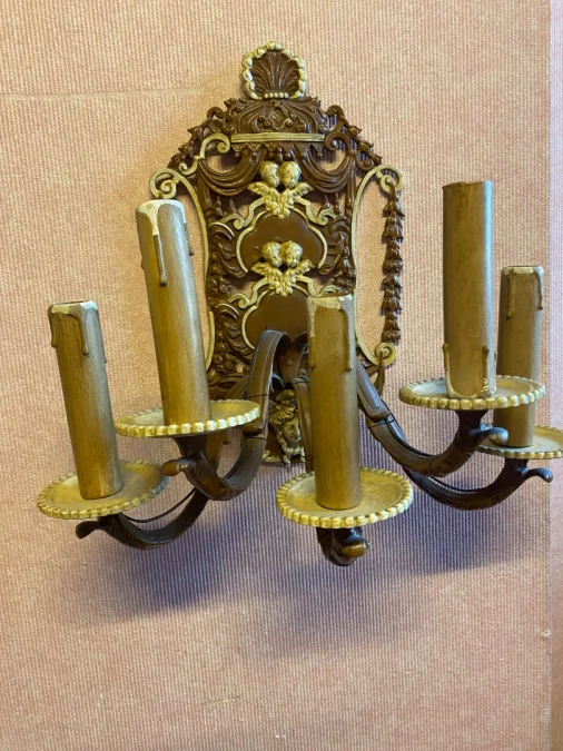 Paire d'appliques en bronze 5 feux aux décors d'amour.