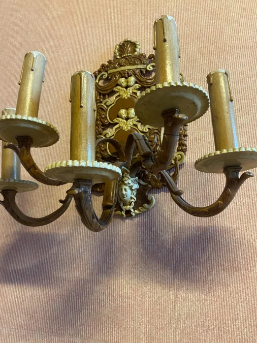 Paire d'appliques en bronze 5 feux aux décors d'amour.