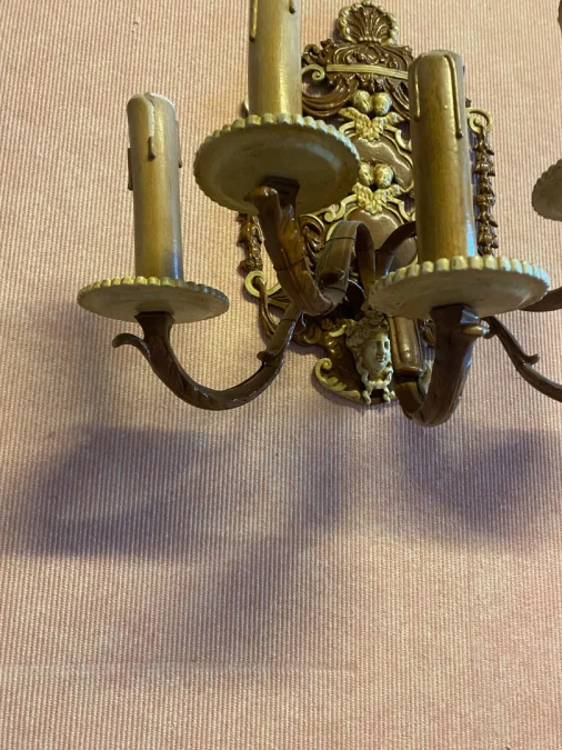 Paire d'appliques en bronze 5 feux aux décors d'amour.