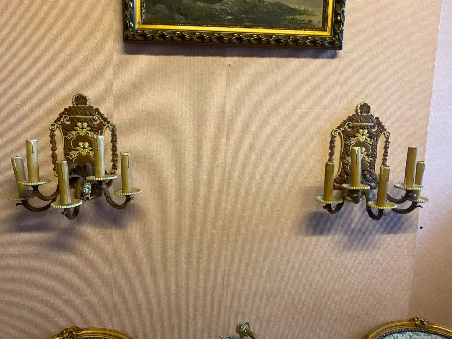 Paire d'appliques en bronze 5 feux aux décors d'amour.