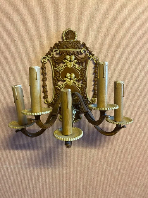 Paire d'appliques en bronze 5 feux aux décors d'amour.