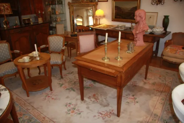 Bureau style L.XVI en noyer