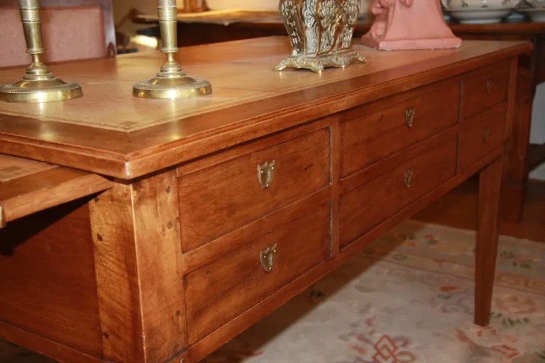 Bureau style L.XVI en noyer
