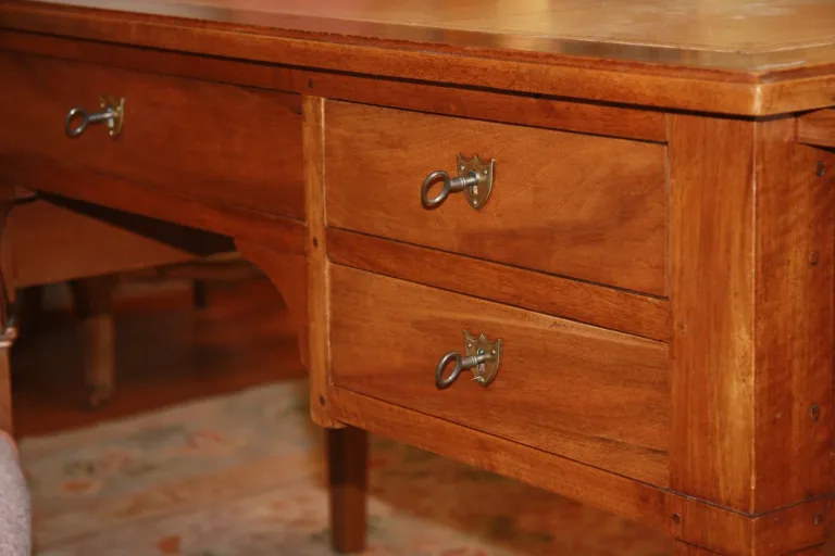Bureau style L.XVI en noyer