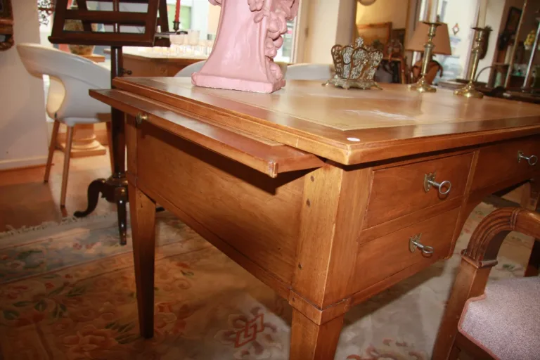 Bureau style L.XVI en noyer