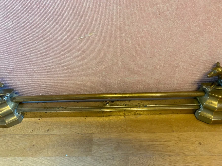 Barres de cheminées aux chiens assis