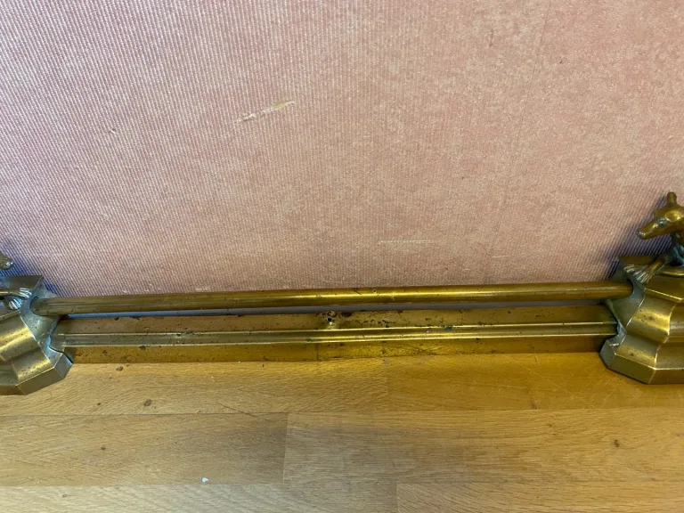 Barres de cheminées aux chiens assis